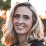 imagene de una mujer mayor de 40 años cabello rubio sonriendo frente a la camara