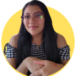 fotografia de la fundadora de crealib con fondo amarillo