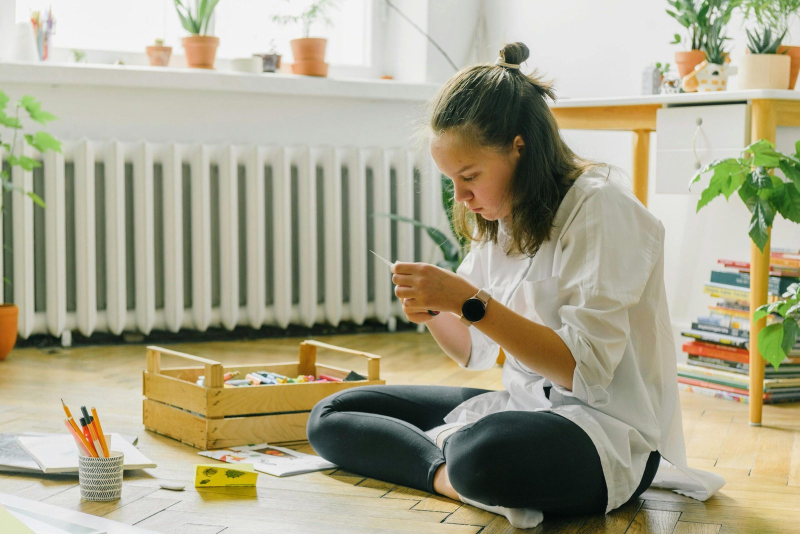 Adolescente desarrollando proyecto creativo autónomo en espacio de aprendizaje alternativo
