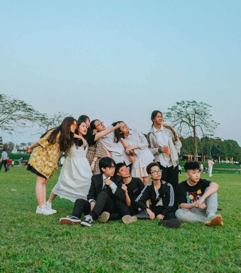 grupo de adolescentes en experiencia crealib divirtiéndose, al aire libre