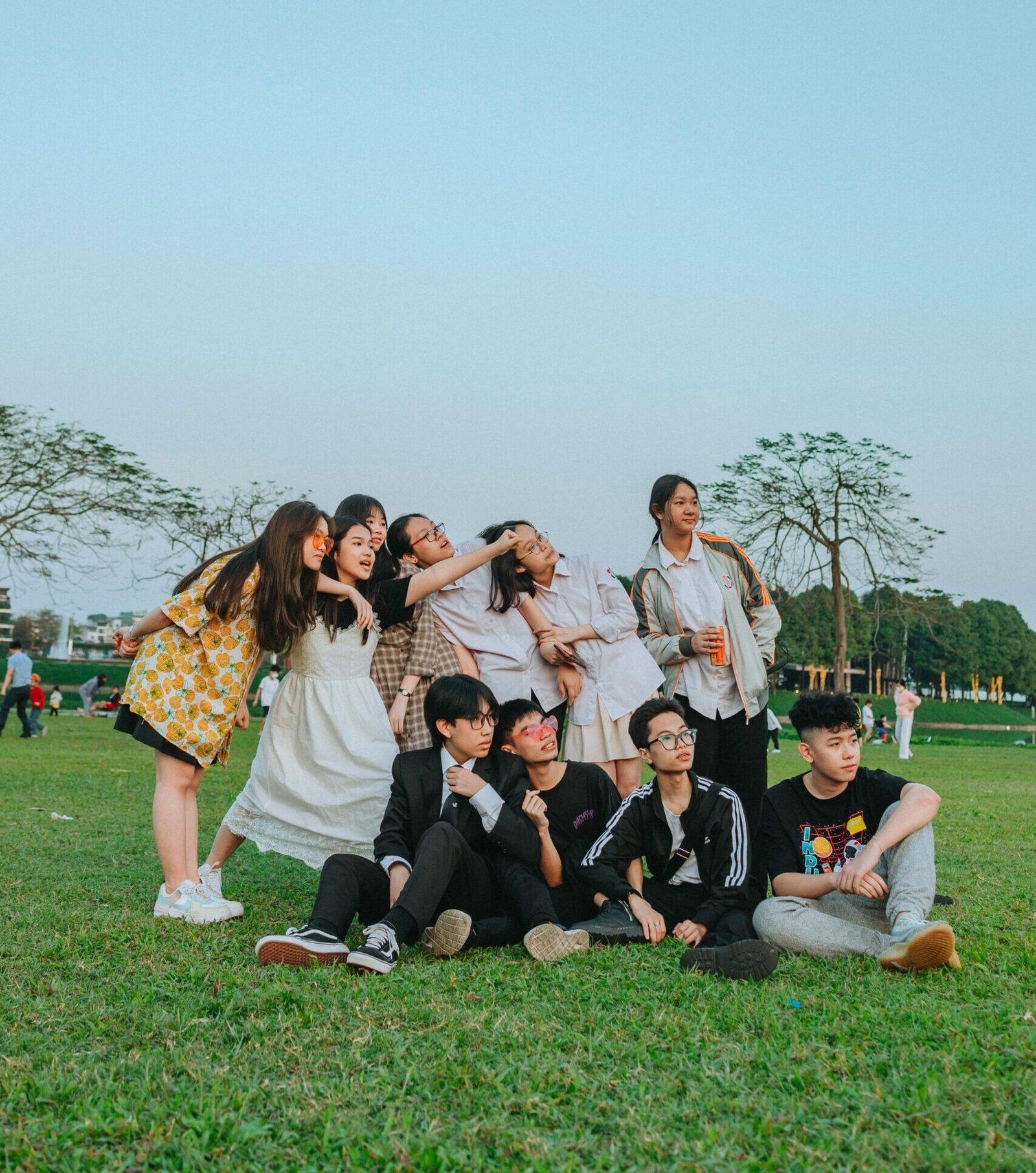 grupo de adolescentes en experiencia crealib divirtiéndose, al aire libre