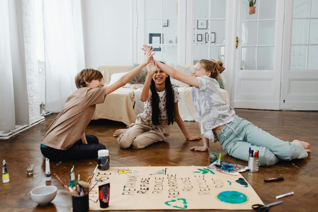 talleres educativos para adolescentes felices chocando las manos, por realizar el proyecto de ecología, mientras crean un cartel