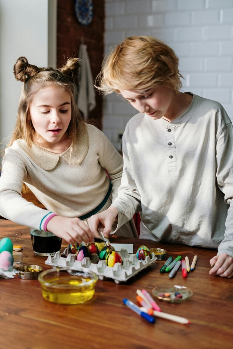taller de robótica dos niños participando en la creación de un robot sobre la mesa, crealib