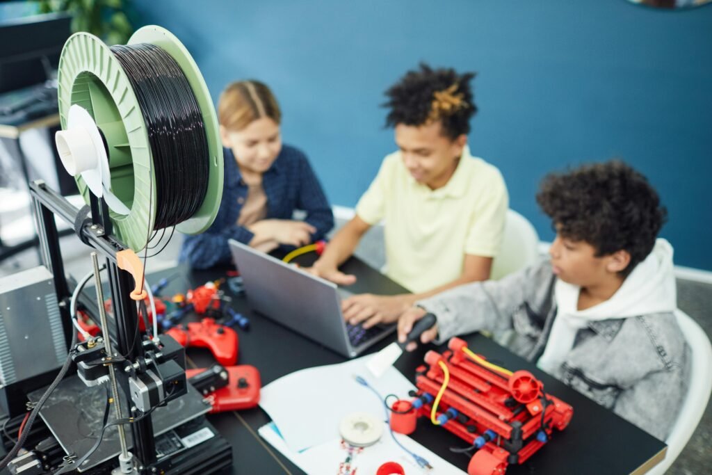 talleres educativos para adolescentes en taller de robótica, frente a una computadora programando su robot